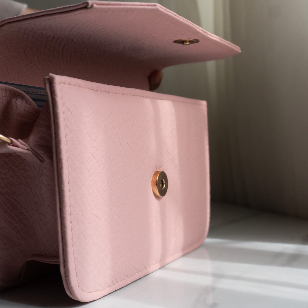 Imported Bag High Quality Material 
Fancy Clutch